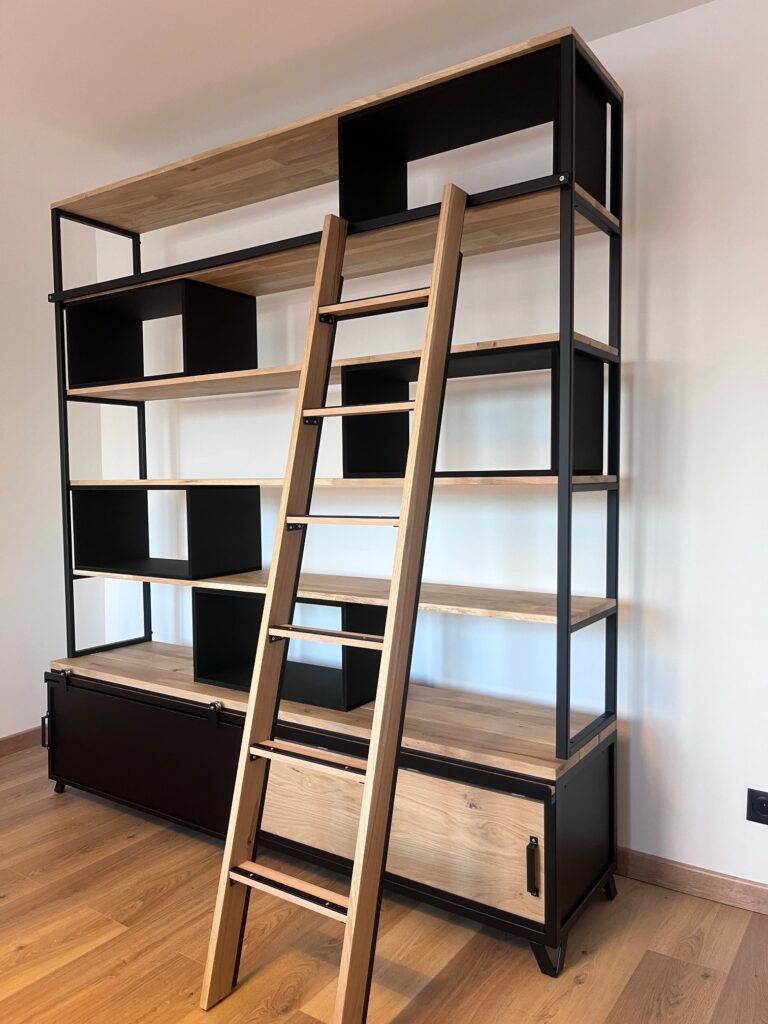 Bibliothèque avec échelle coulissante
